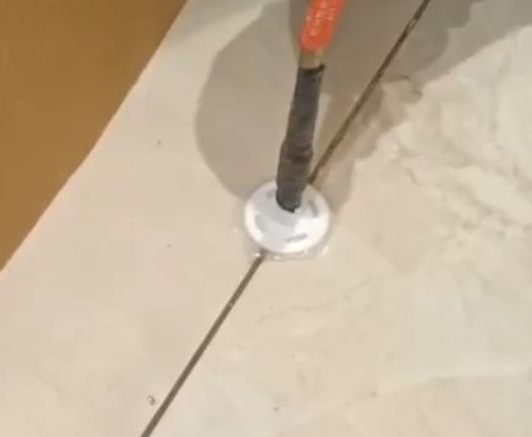 盘县瓷砖空鼓维修公司专业解答瓷砖在铺贴过程中，如果没有涂抹均匀到位的粘结材料（如水泥砂浆或瓷砖胶），可能会导致以下问题